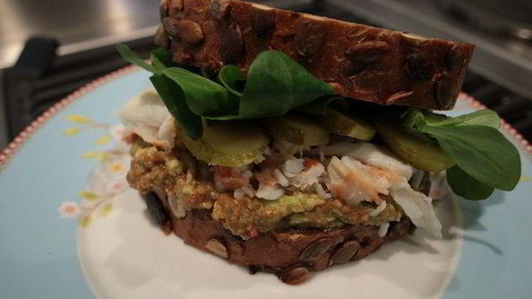 Рецепт Бутерброд с крабами и авокадо