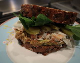 Бутерброд с крабами и авокадо