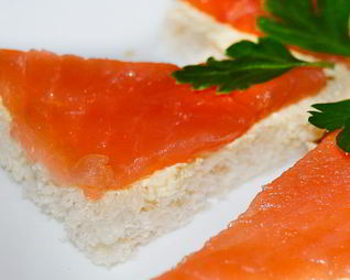 Бутерброд с красной рыбой классический