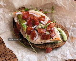 Бутерброд с курицей и беконом