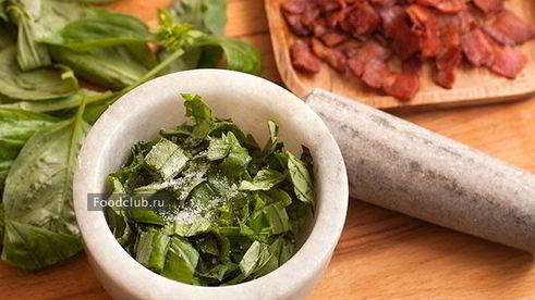 бутерброд с курицей и беконом