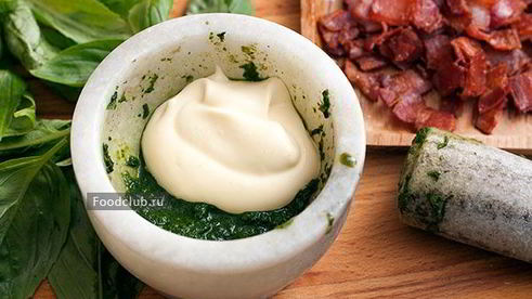 бутерброд с курицей и беконом