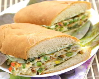 Бутерброд с овощами и омлетом