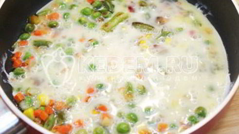 бутерброд с овощами и омлетом