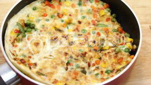 бутерброд с овощами и омлетом