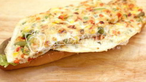 бутерброд с овощами и омлетом