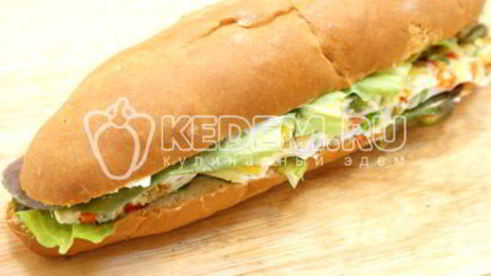 бутерброд с овощами и омлетом