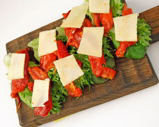 Бутерброд с творожным сыром и печеным перцем