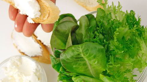 бутерброд с творожным сыром и печеным перцем