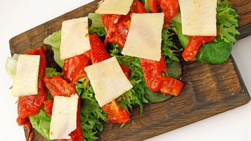 бутерброд с творожным сыром и печеным перцем