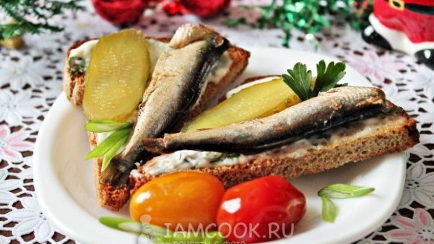 Рецепт бутерброд со шпротами и соленым огурцом