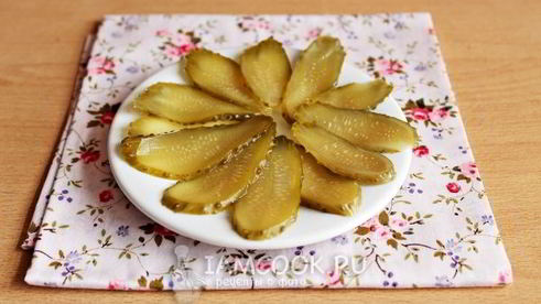 бутерброд со шпротами и соленым огурцом