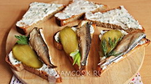 бутерброд со шпротами и соленым огурцом