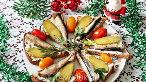 бутерброд со шпротами и соленым огурцом