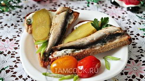 бутерброд со шпротами и соленым огурцом