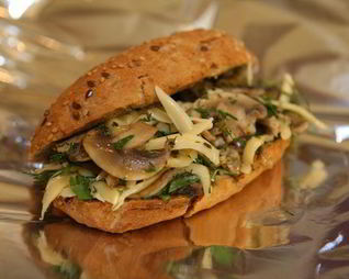 Бутерброд-ссобойка с грибами и сыром