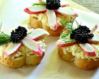 Бутерброды с черной икрой и крабовыми палочками