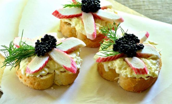 Бутерброды с черной икрой и крабовыми палочками