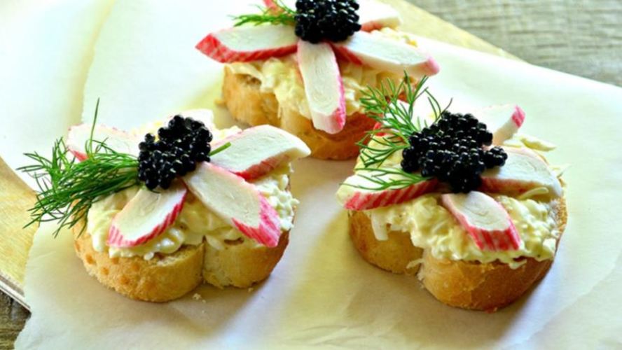 Рецепт бутерброды с черной икрой и крабовыми палочками