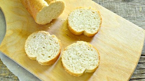 бутерброды с черной икрой и крабовыми палочками