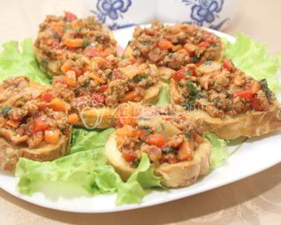 Бутерброды с фаршем и томатным соусом