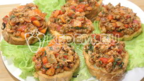 бутерброды с фаршем и томатным соусом