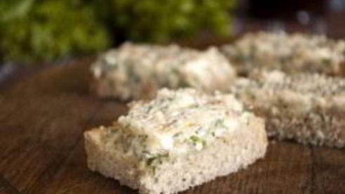 бутерброды с копченым кальмаром