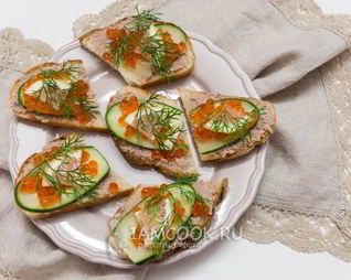 Бутерброды с красной икрой и печенью трески