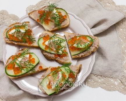 Бутерброды с красной икрой и печенью трески