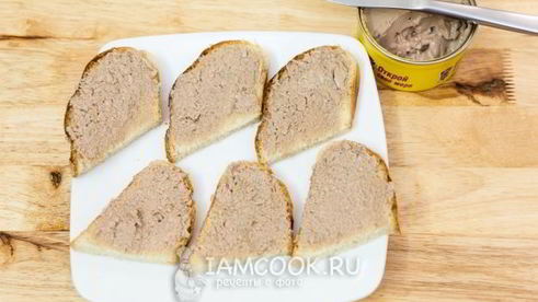 бутерброды с красной икрой и печенью трески