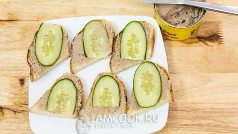 бутерброды с красной икрой и печенью трески