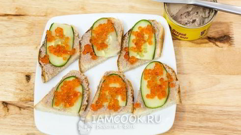 бутерброды с красной икрой и печенью трески