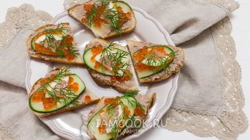 бутерброды с красной икрой и печенью трески