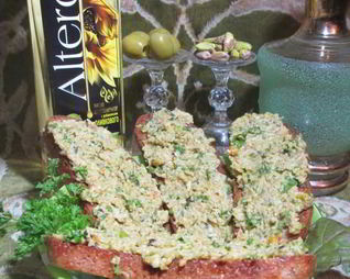 Бутерброды с кремом из оливок и фисташек