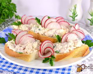 Бутерброды с пастой из редиса и плавленного сыра