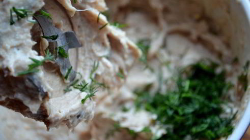 бутерброды с пастой из сельди