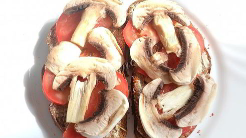 бутерброды с помидорами и сырыми шампиньонами