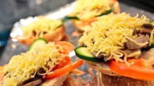 бутерброды с шампиньонами и сыром