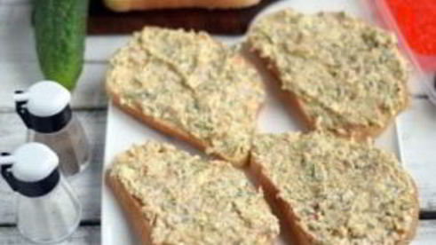 бутерброды с тунцом и икрой