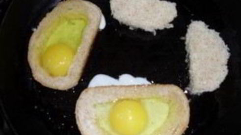 бутерброды с яйцом на сковороде