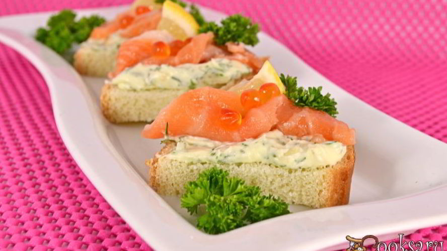 Рецепт бутерброды с зеленым маслом и слабосоленой семгой