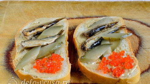 бутерброды со шпротами и икрой