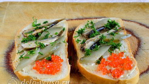 бутерброды со шпротами и икрой