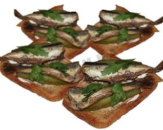 Бутерброды со шпротами и соленым огурцом