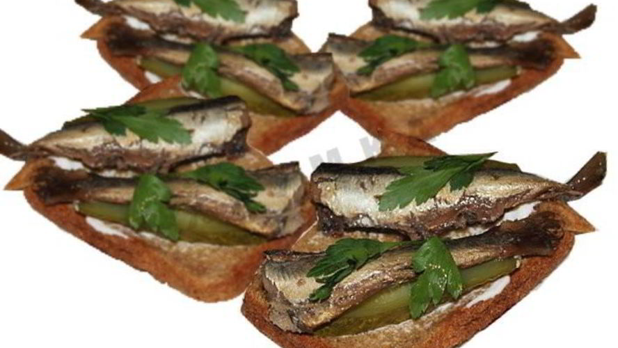 Рецепт бутерброды со шпротами и соленым огурцом