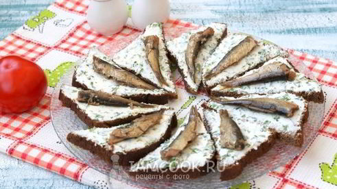 бутерброды со шпротами и творожным сыром