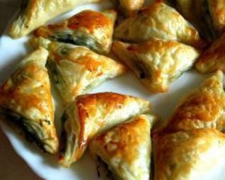 Бутерброды-треугольники с сыром фета и шпинатом