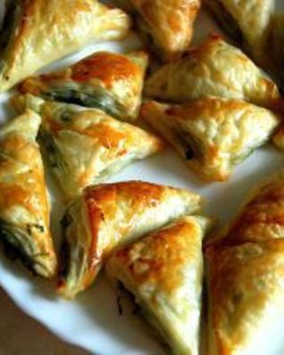 Бутерброды-треугольники с сыром фета и шпинатом