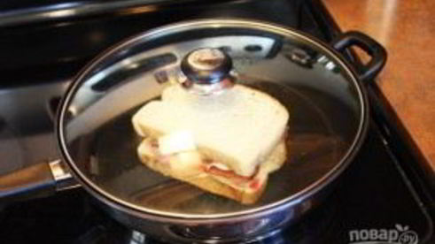 горячие бутерброды с колбасой и сыром