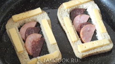 горячие бутерброды с колбасой и яйцом